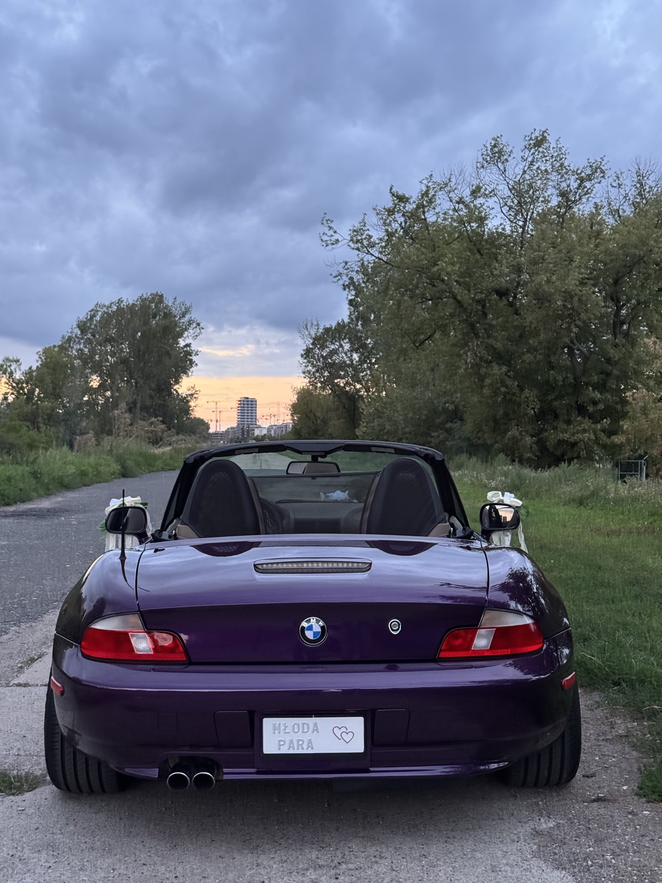 Ślubny kabriolet BMW Z3 o zachodzie słońca pod Warszawą