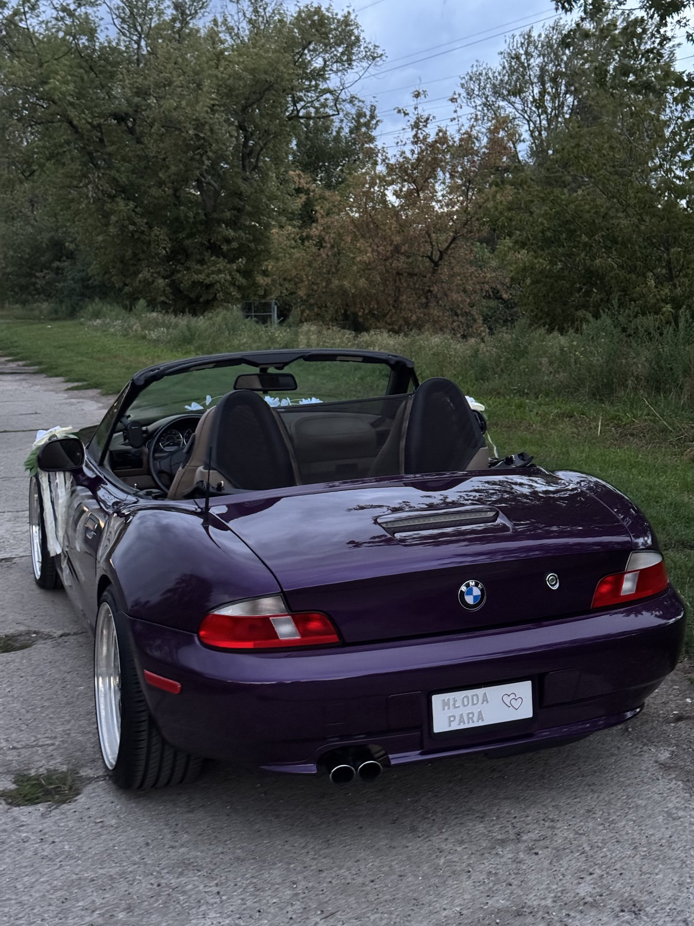 Tył BMW Z3 Roadster ozdobiony wstążkami i kwiatami na wesele