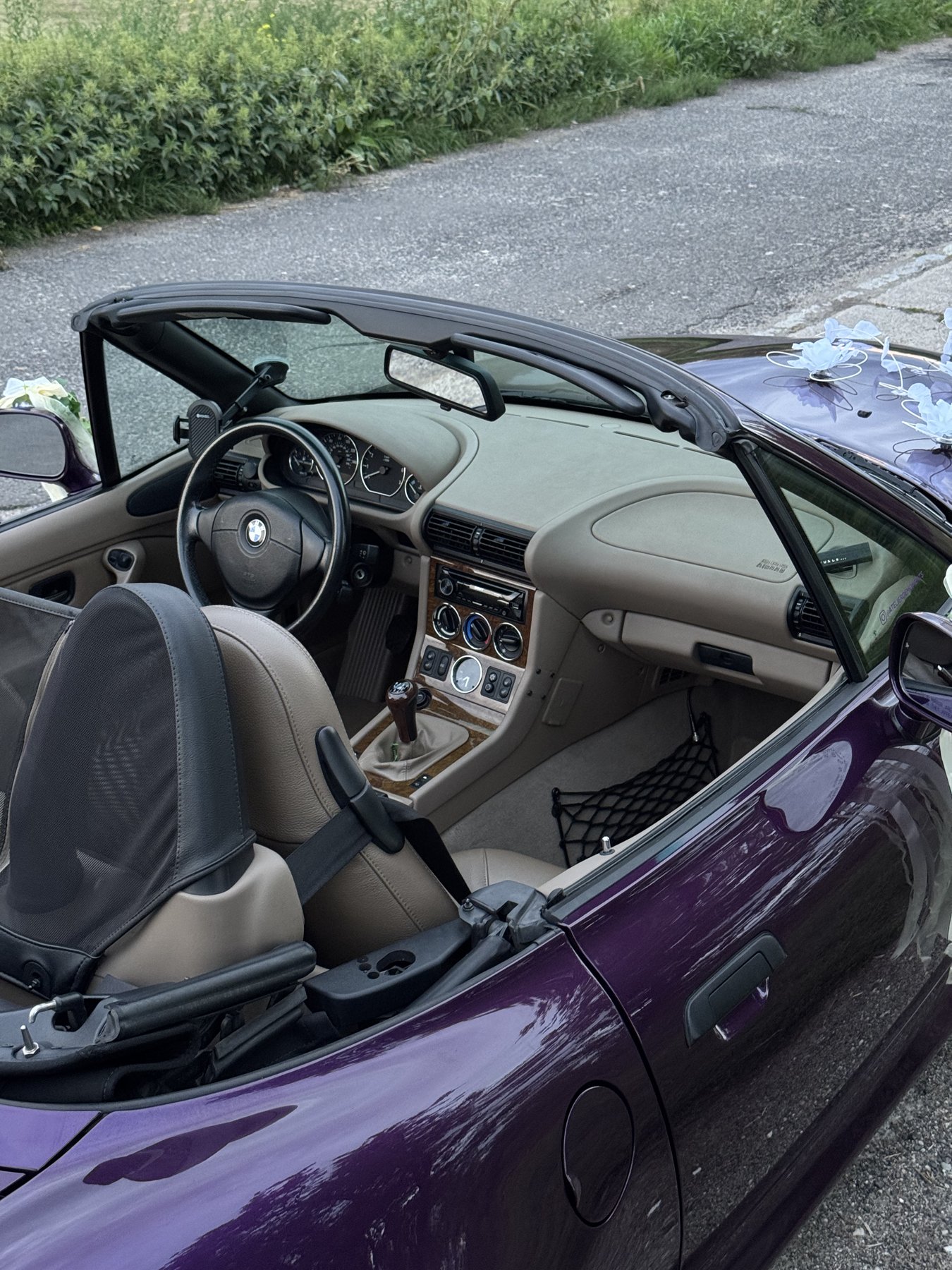 Skórzane fotele dwuosobowego kabrioletu BMW Z3 na ślub