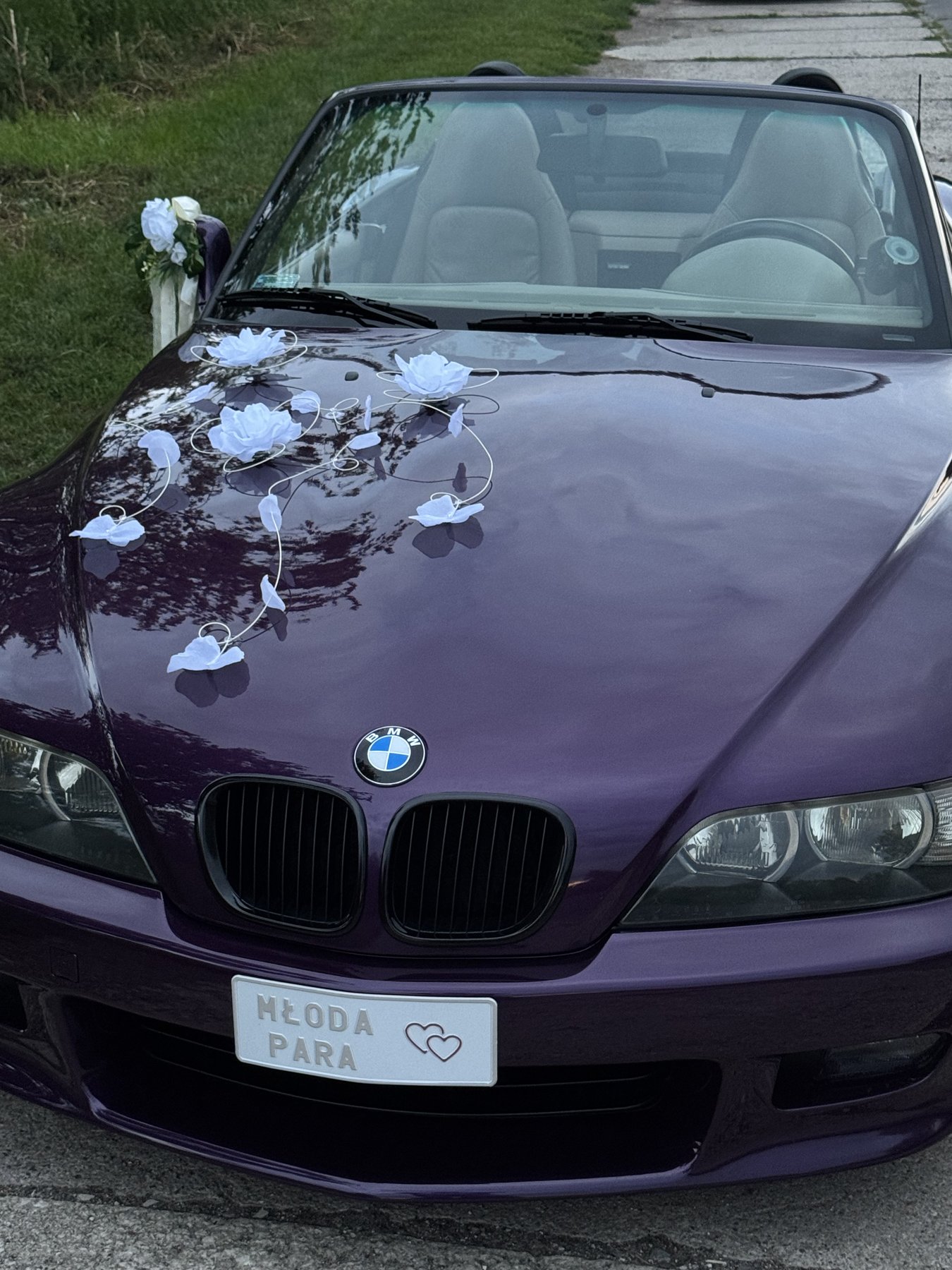 Przód BMW Z3 z tablicą Młoda Para i dekoracją kwiatową na ślub