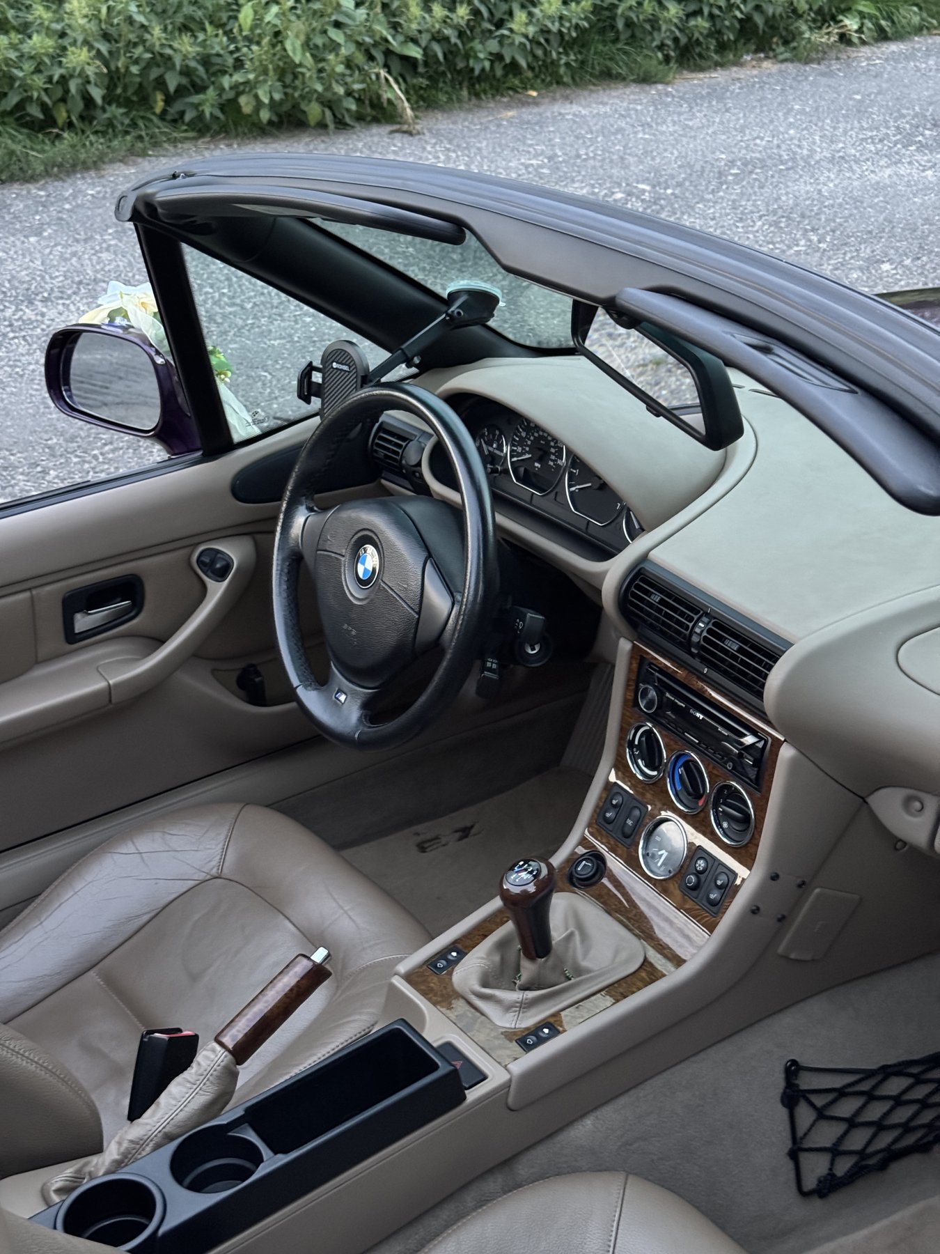 Wnętrze kabrioletu BMW Z3 przygotowanego na przejazd pary młodej