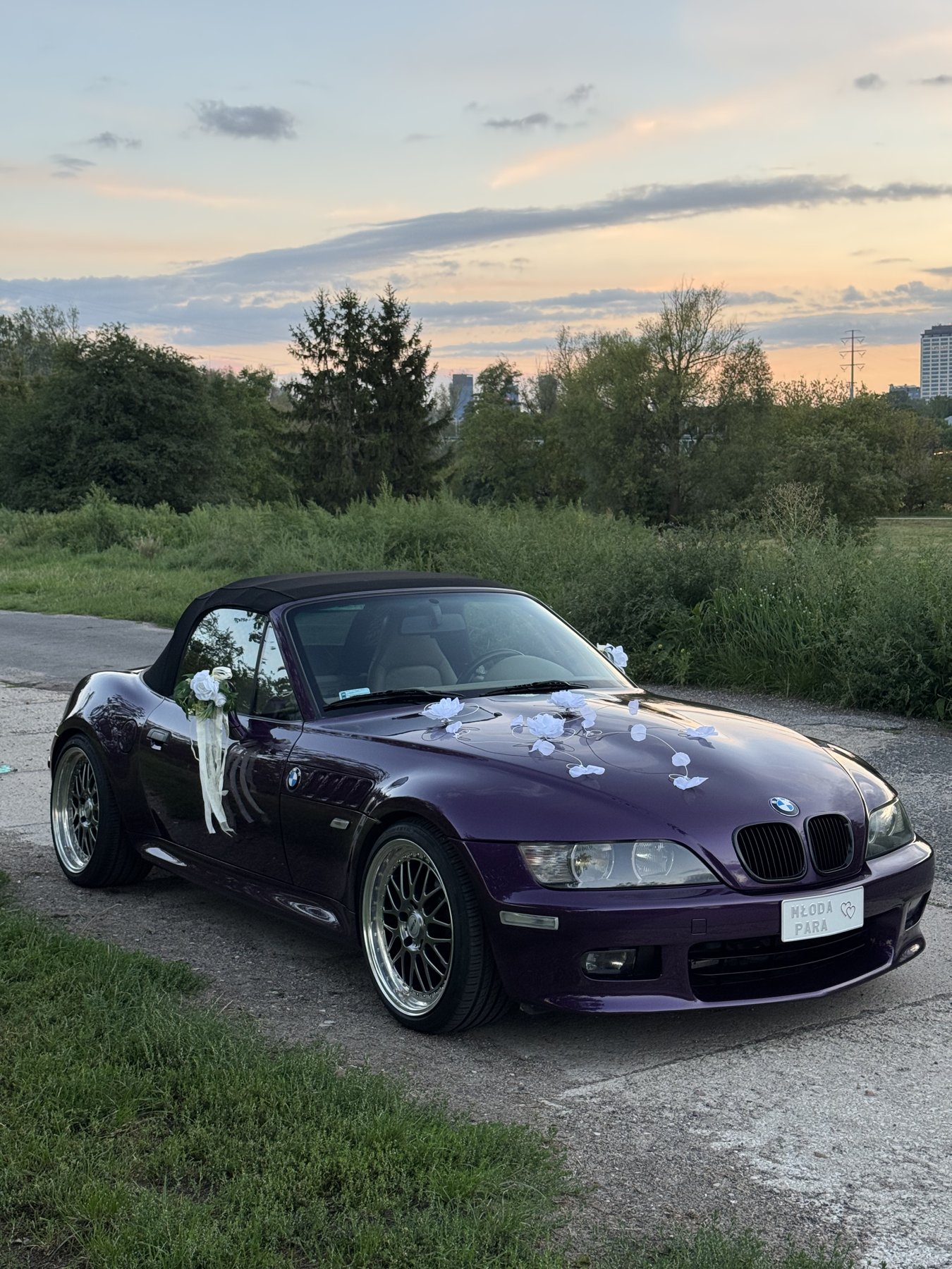 Fioletowy kabriolet BMW Z3 Roadster udekorowany na ślub — auto ślubne do wynajęcia w Warszawie